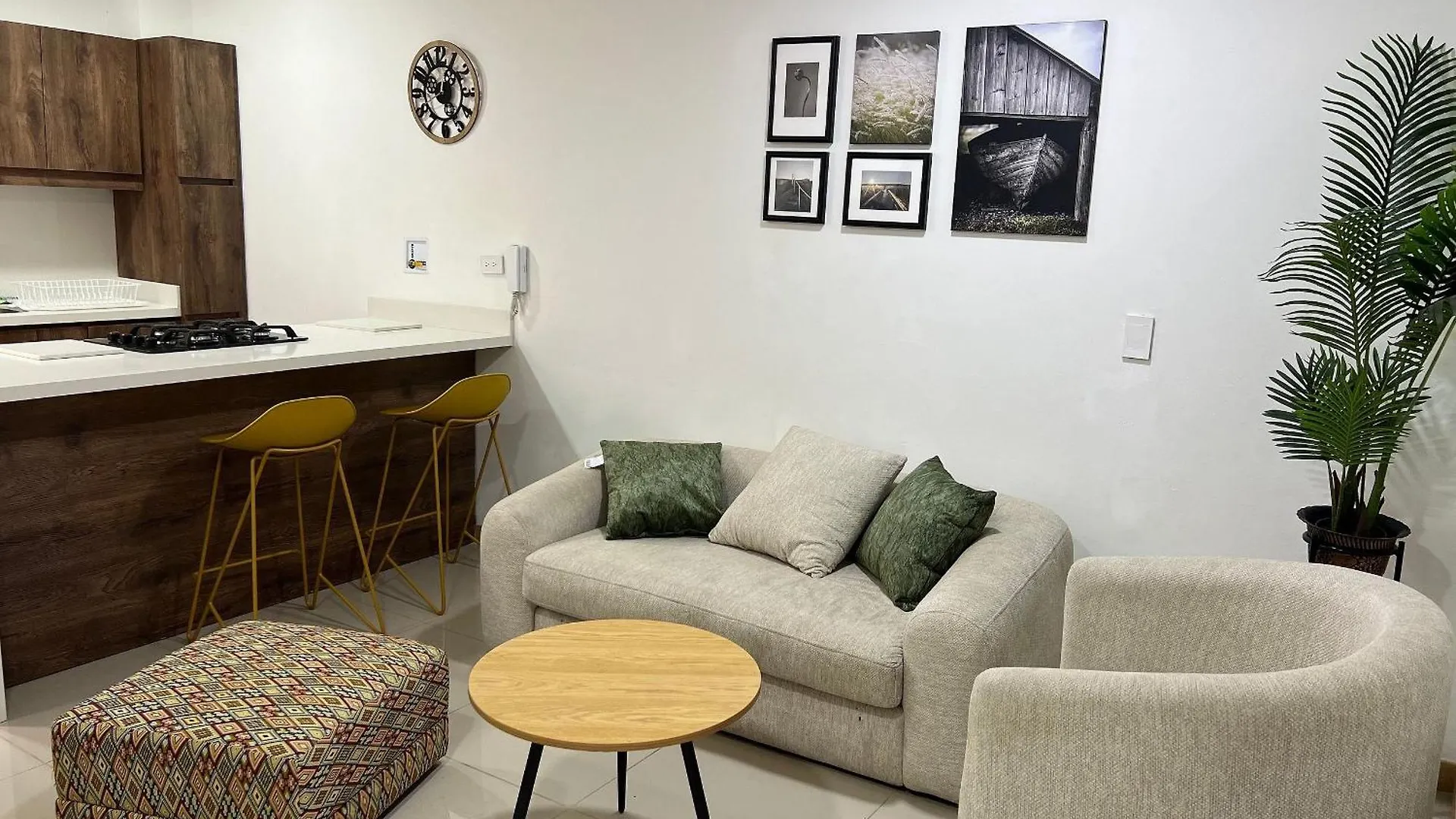 Espectacular Y Espacioso Apartamento En Laureles 메딜린 0*,